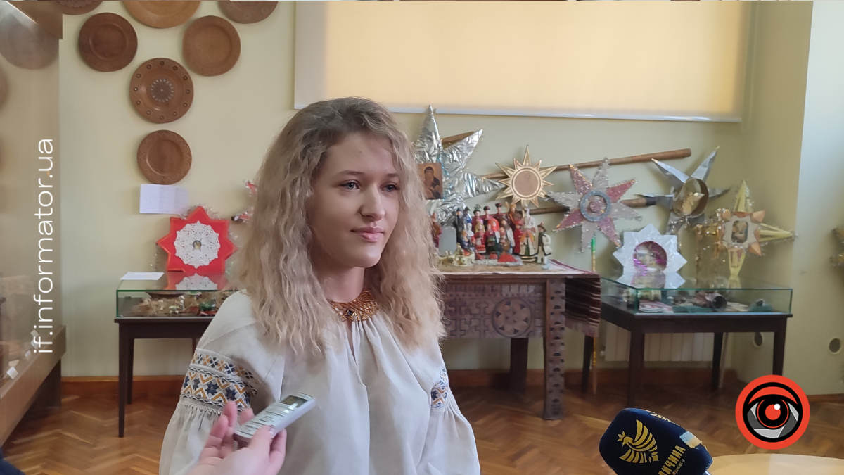 Каріна Дмитрик – майстриня, учениця Марії Чулак. Фото: Інформатор Івано-Франківськ Каріна Дмитрик – майстриня, учениця Марії Чулак. Фото: Інформатор Івано-Франківськ