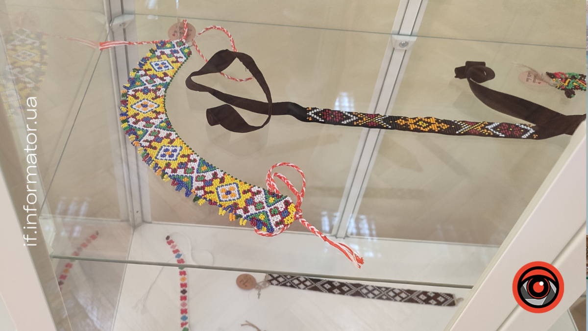 "Кольорові пацьорки" та код нації: на Прикарпатті презентували унікальний каталог бісерних прикрас 5