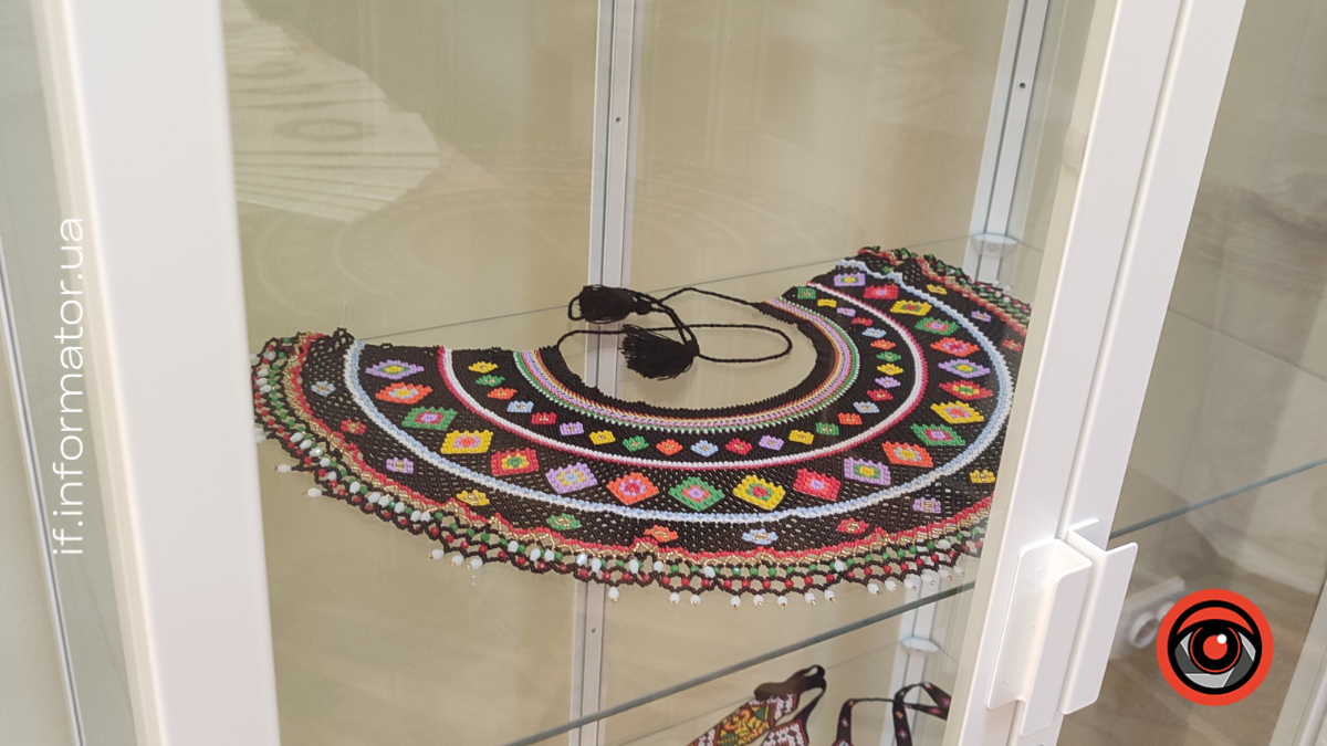 "Кольорові пацьорки" та код нації: на Прикарпатті презентували унікальний каталог бісерних прикрас 3