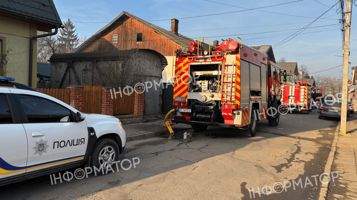 На вулиці Павлика у Коломиї працюють пожежники, рух транспорту перекрито