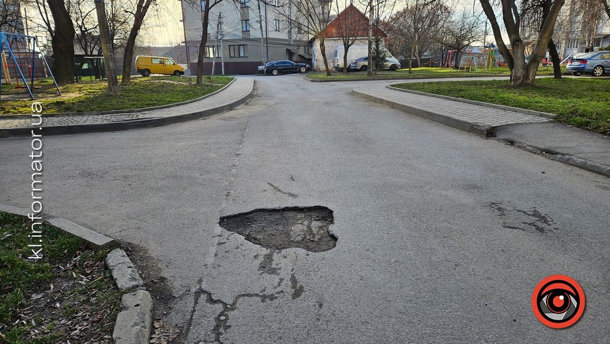 Типовий поточний: як тримаються асфальтовані дороги в мікрорайоні Костомарова у Коломиї