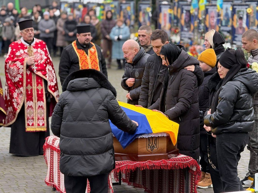 В Отинії зустріли скорботний кортеж з тілом Героя Василя Селепія 2