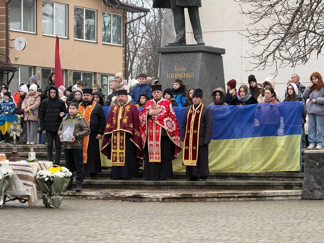 В Отинії зустріли скорботний кортеж з тілом Героя Василя Селепія 3