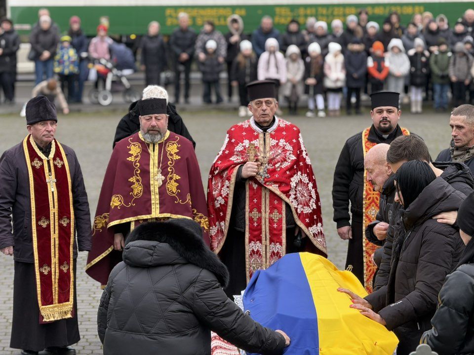 В Отинії зустріли скорботний кортеж з тілом Героя Василя Селепія 4