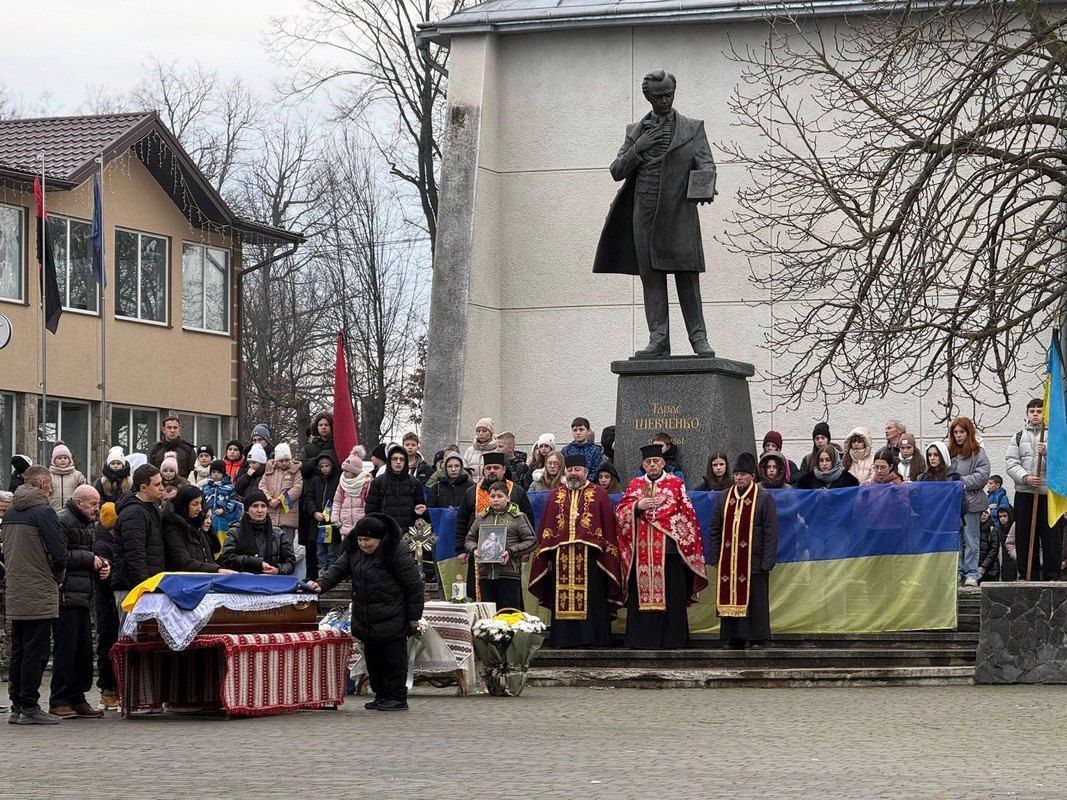 В Отинії зустріли скорботний кортеж з тілом Героя Василя Селепія 1