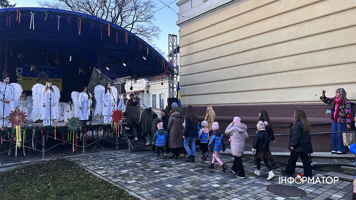 У Коломиї урочисто відкрили різдвяне містечко та шопку 2