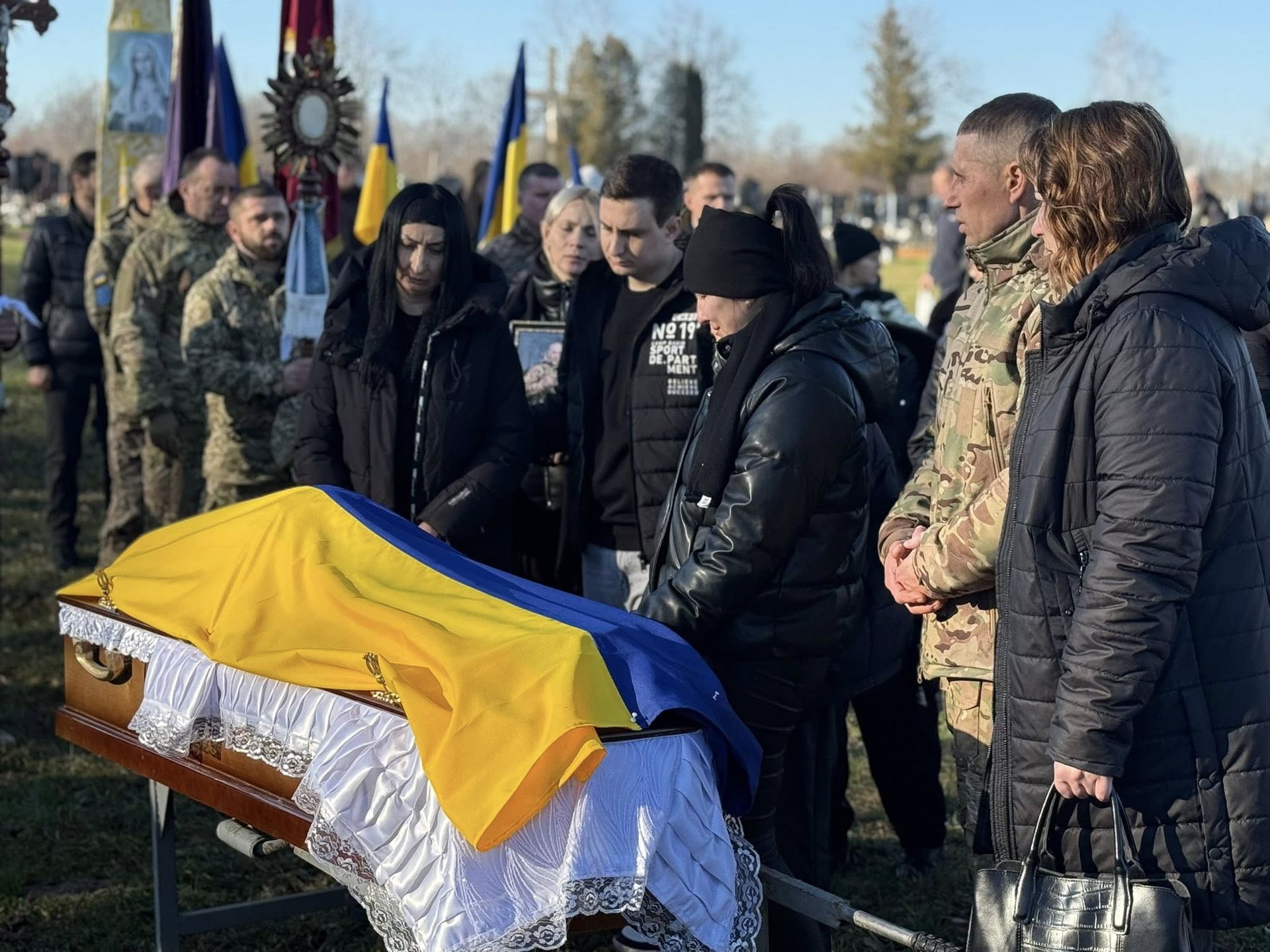 На Коломийщині провели в останню дорогу загиблого Героя Василя Селепію 1