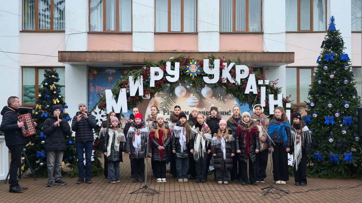 Ялинку Надії зі світлинами безвісти зниклих воїнів встановили у Снятині