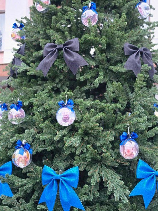 У Снятині встановили ялинку Надії зі світлинами безвісти зниклих воїнів 5