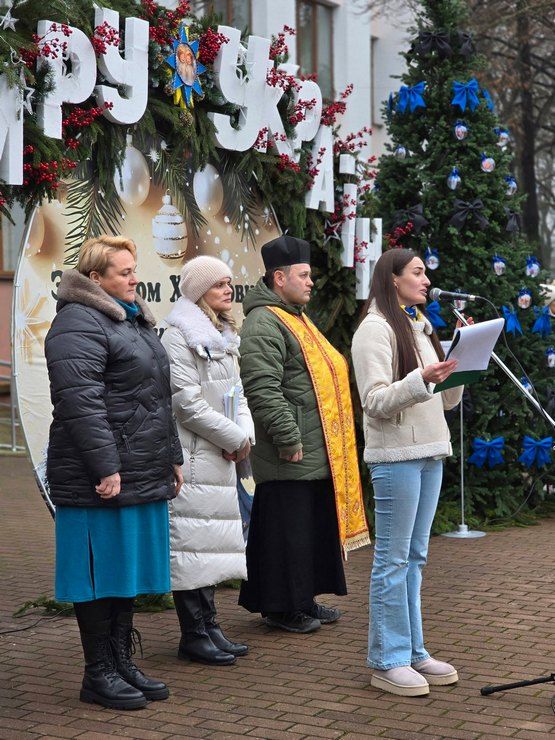 У Снятині встановили ялинку Надії зі світлинами безвісти зниклих воїнів 4