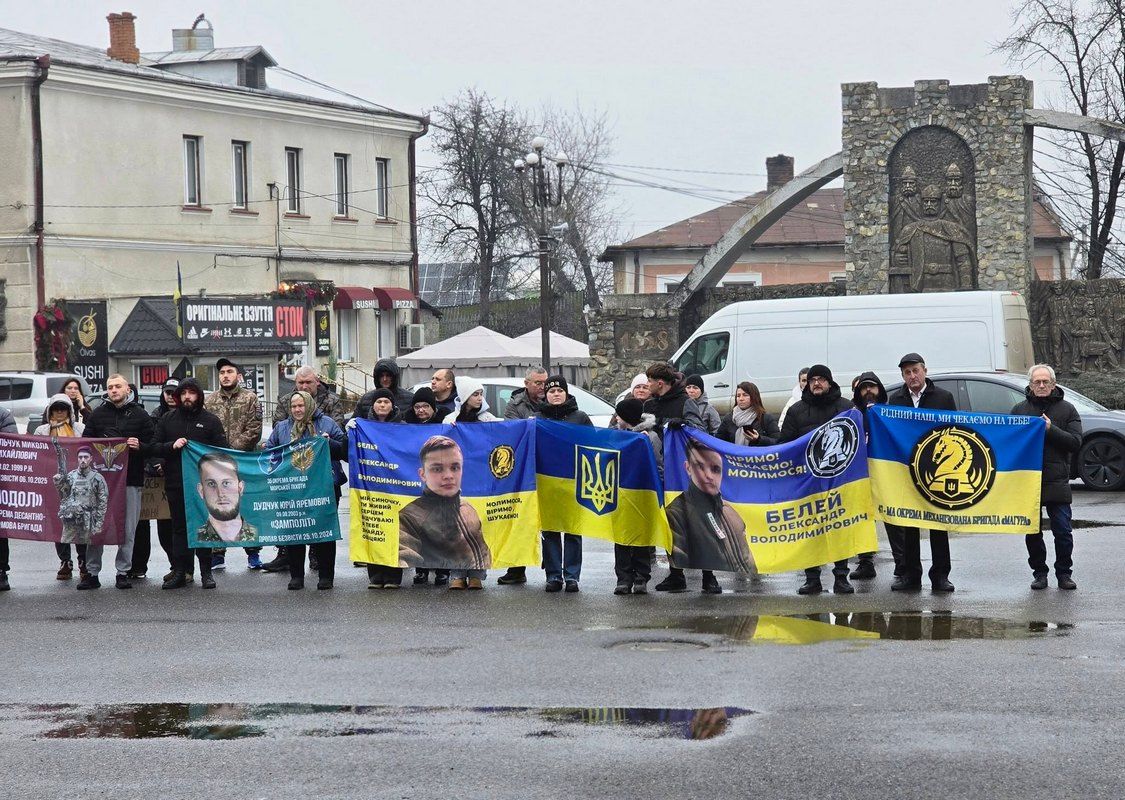 У Снятині встановили ялинку Надії зі світлинами безвісти зниклих воїнів 9