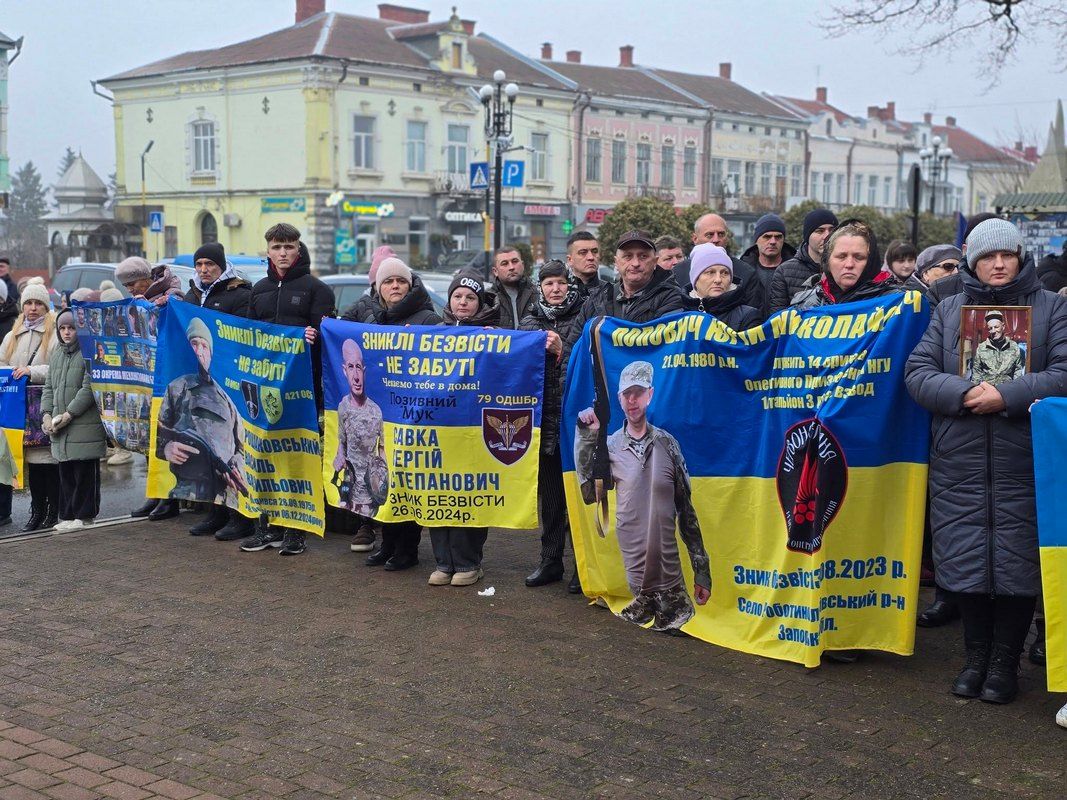 У Снятині встановили ялинку Надії зі світлинами безвісти зниклих воїнів 8
