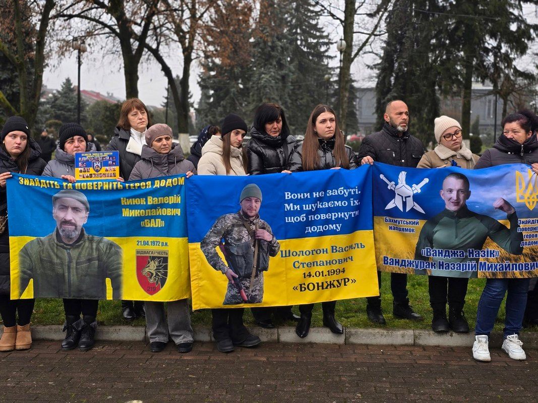 У Снятині встановили ялинку Надії зі світлинами безвісти зниклих воїнів 7