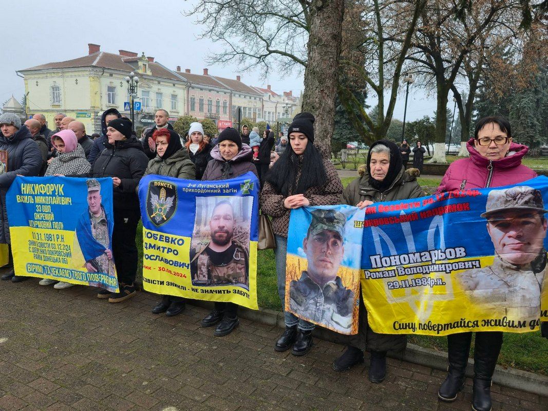 У Снятині встановили ялинку Надії зі світлинами безвісти зниклих воїнів 6