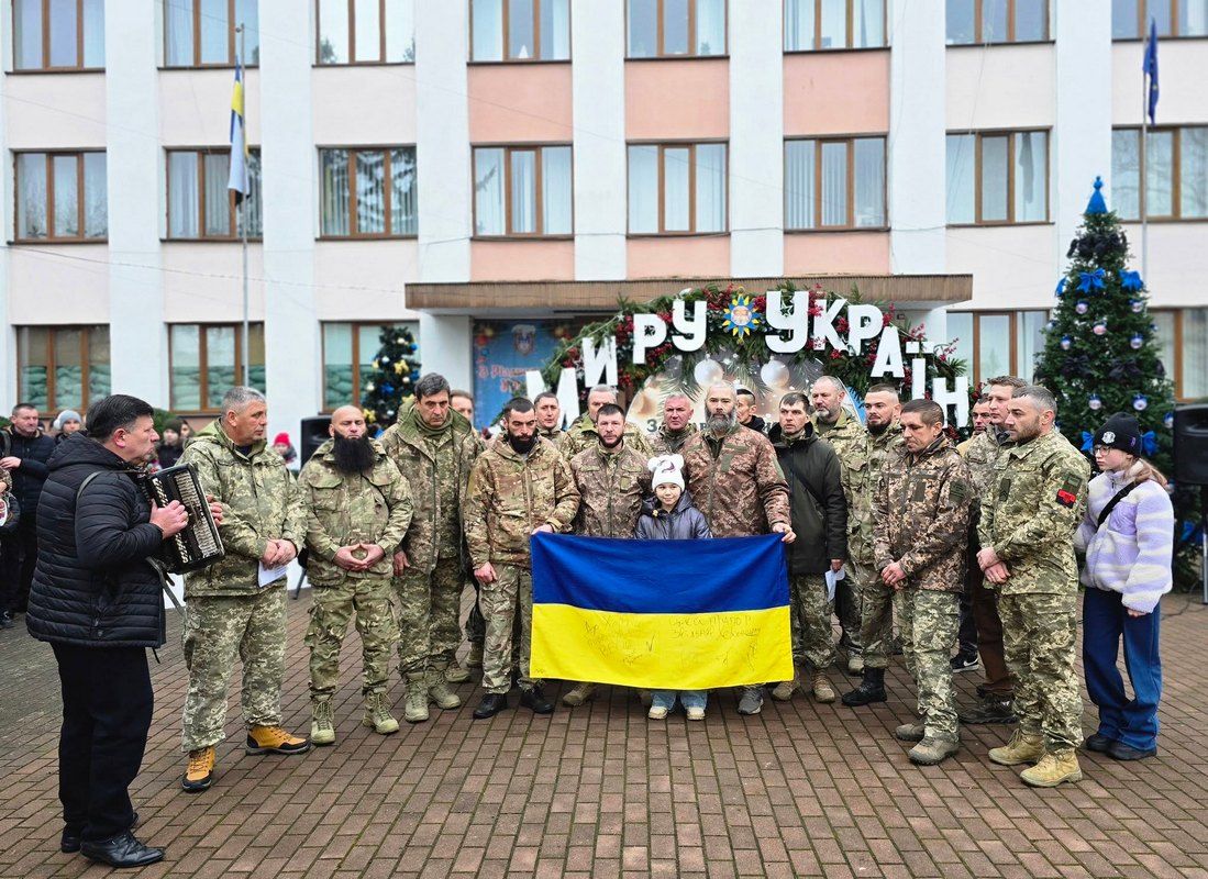 У Снятині встановили ялинку Надії зі світлинами безвісти зниклих воїнів 2