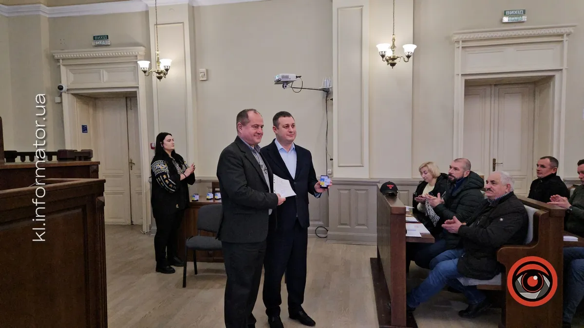 Відзнака від голови - ексголові: Богдан Станіславський нагородив Любомира Глушкова на сесії Коломийської міськради | ВІДЕО