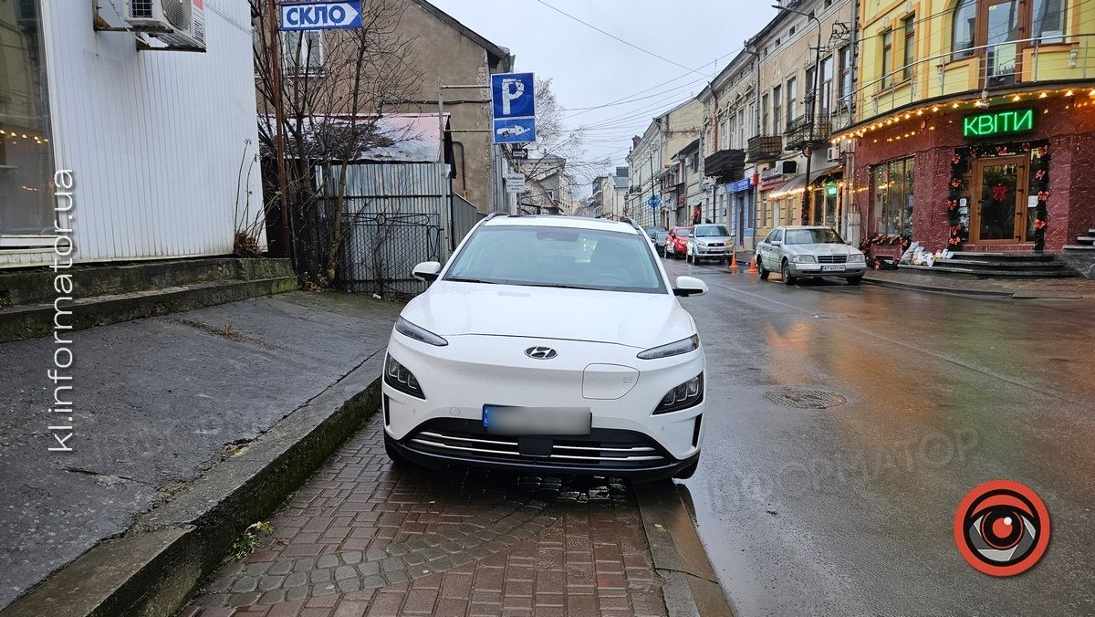 Зухвале паркування в Коломиї: електрокар заблокував тротуар 2