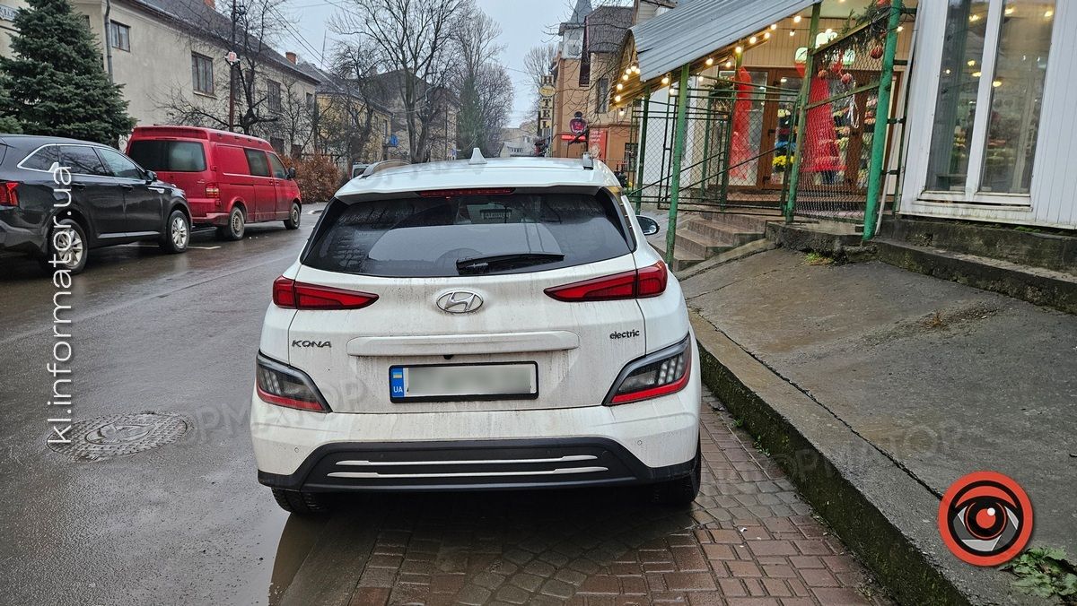 Зухвале паркування в Коломиї: електрокар заблокував тротуар 1