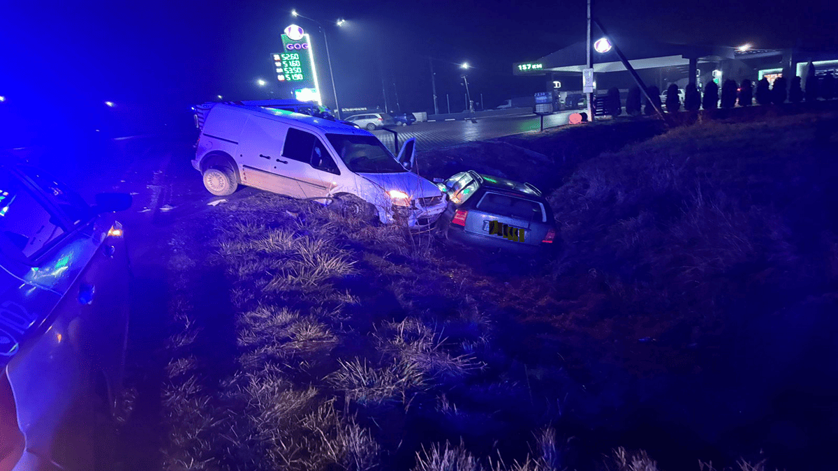 На обʼїзній Коломиї - ДТП: автівки опинилися в кюветі