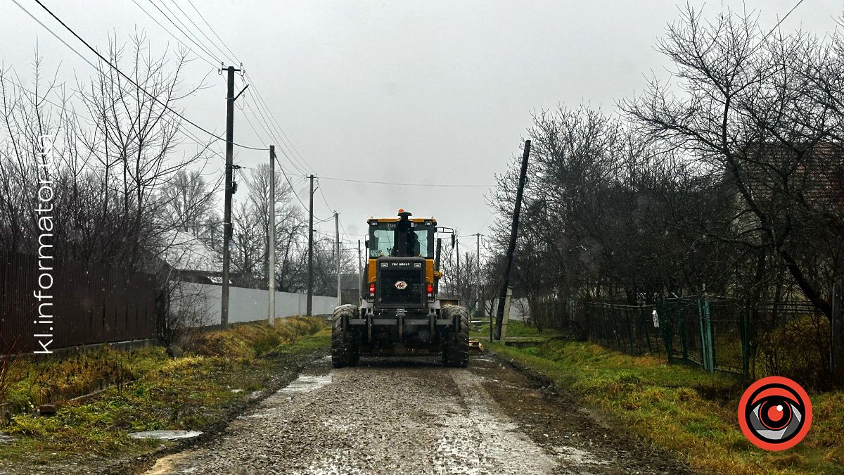 У мікрорайоні Леонтовича у Коломиї тривають дорожні роботи