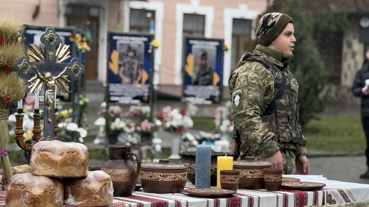 Святий Вечір із порожніми місцями: в Отинії вшанували памʼять Захисників 1
