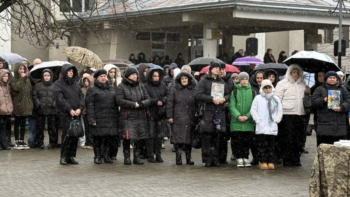 Святий Вечір із порожніми місцями: в Отинії вшанували памʼять Захисників 2