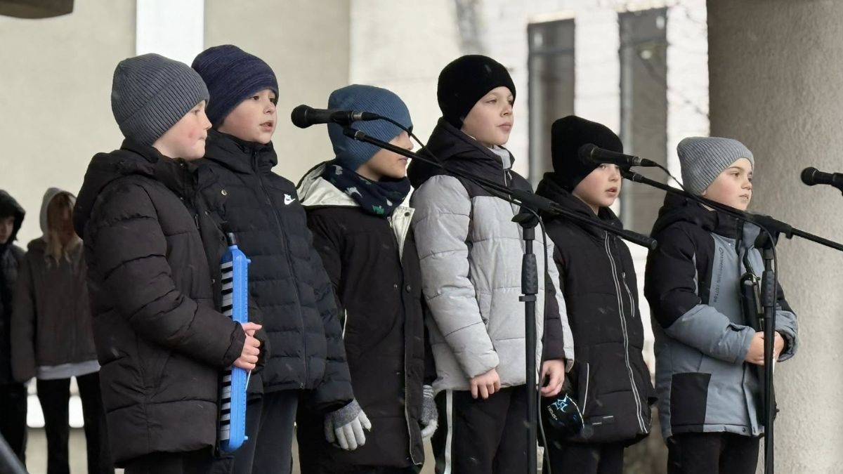 Святий Вечір із порожніми місцями: в Отинії вшанували памʼять Захисників 3