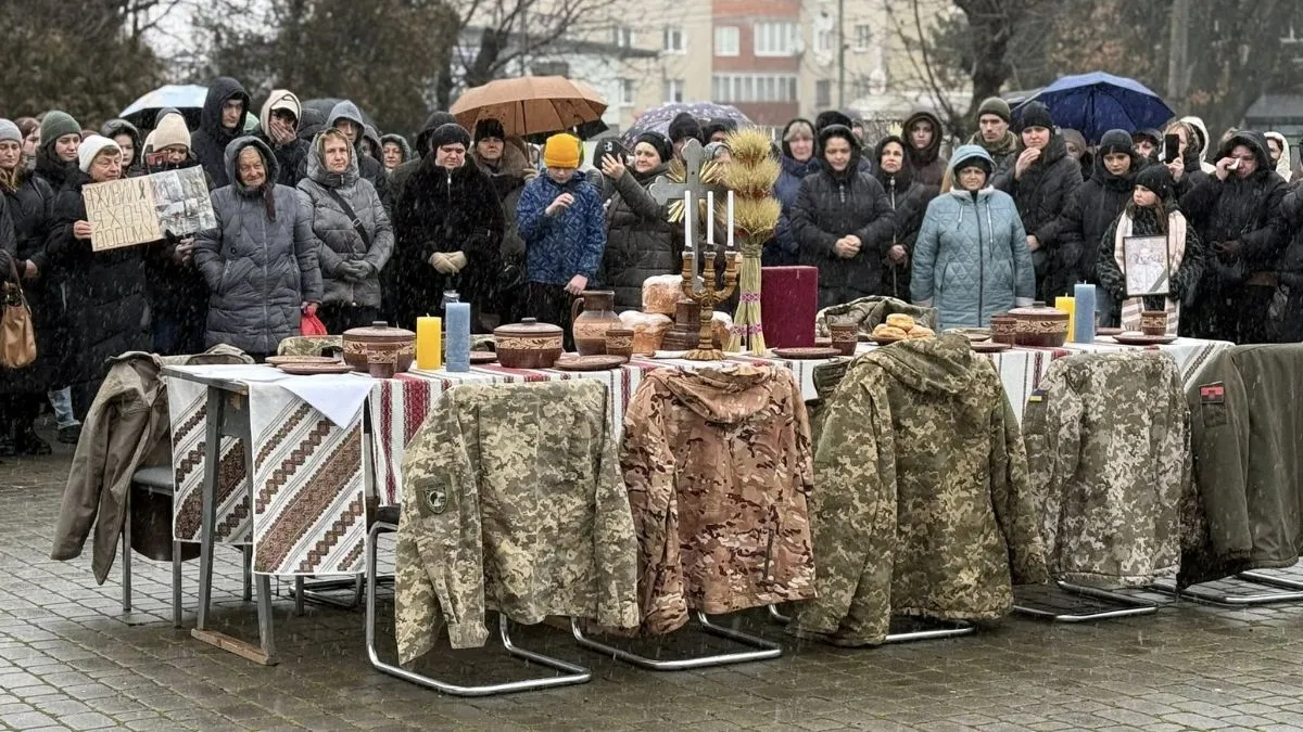 Святий Вечір із порожніми місцями: в Отинії вшанували памʼять Захисників