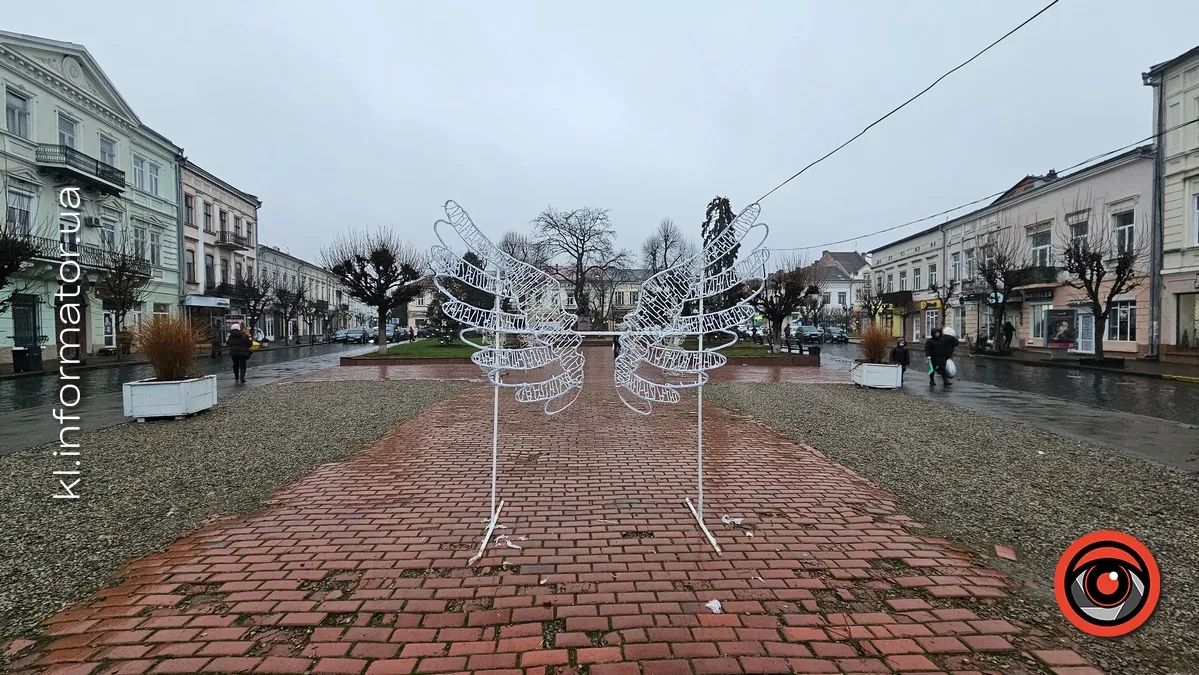 Ілюмінація по ціні РЕБ: у середмісті Коломиї встановлюють крила янголів та фотозону, на околицях — свiтлові розтяжки над дорогою