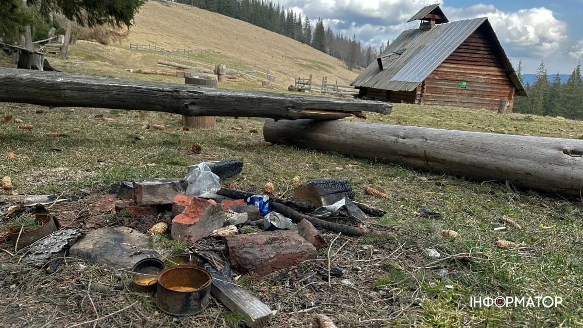 Ціле сміттєзвалище у Ворохтянському лісництві. Жовтень 2025 року 