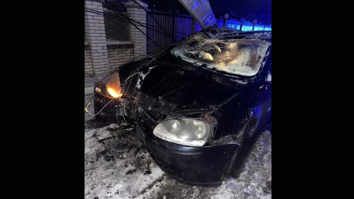 У Заболотові водій Volkswagen врізався в електроопору