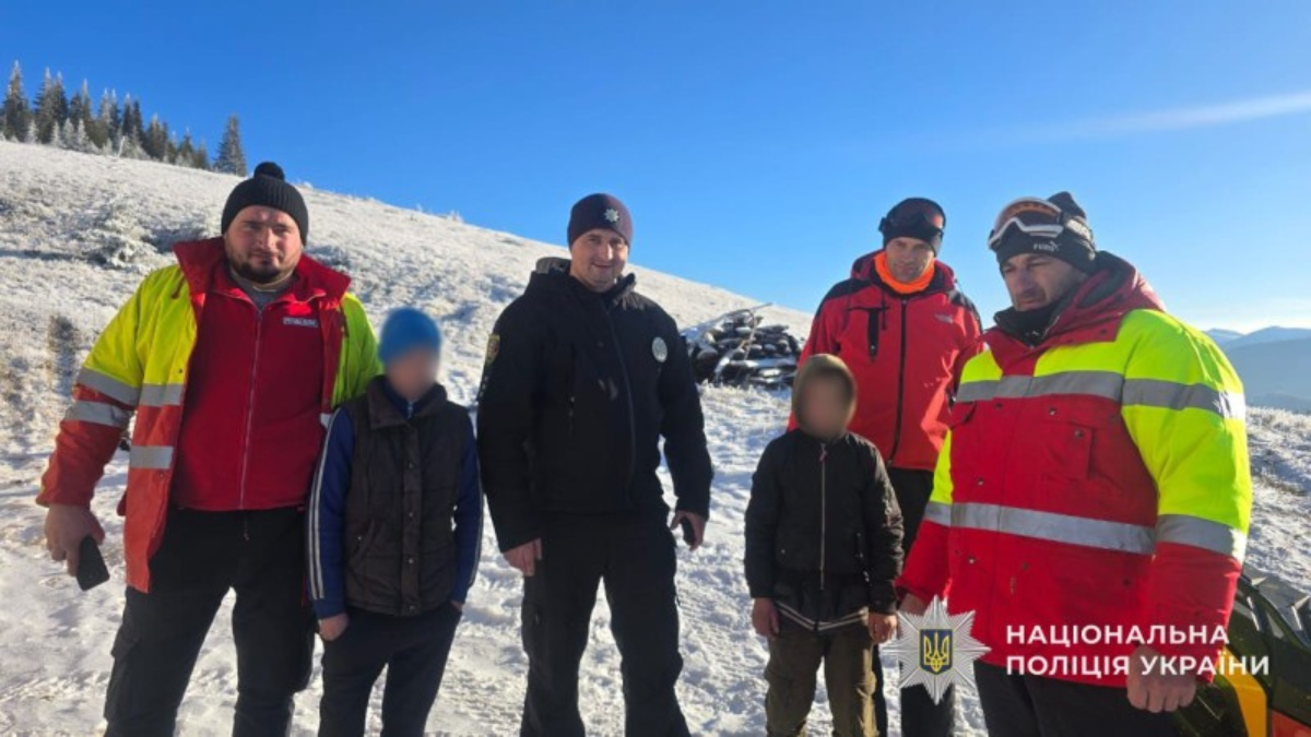 Двоє братів, які три дні блукали горами Закарпаття та Івано-Франківщини. Фото: Національна поліція України