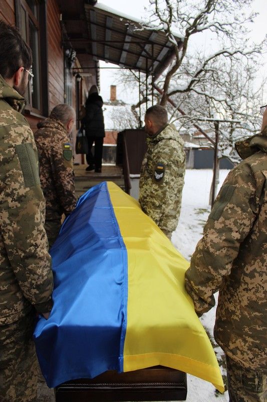 У Делятині "на щиті" зустріли загиблого Героя Романа Бігуна 9