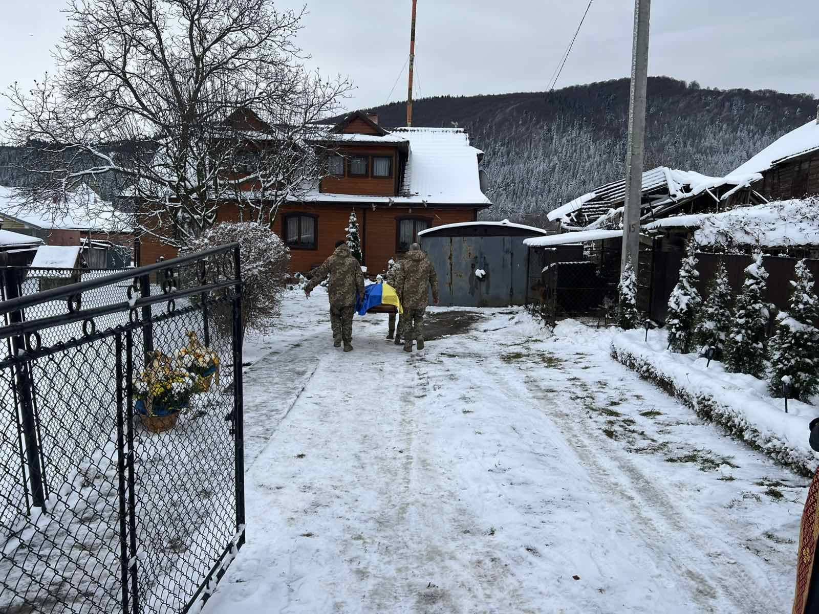 У Делятині "на щиті" зустріли загиблого Героя Романа Бігуна 8