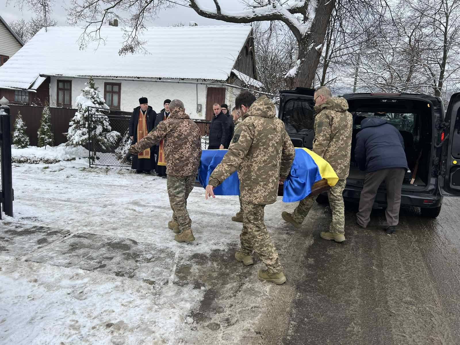 У Делятині "на щиті" зустріли загиблого Героя Романа Бігуна 7
