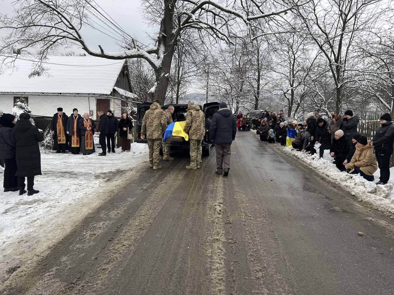 У Делятині "на щиті" зустріли загиблого Героя Романа Бігуна 6
