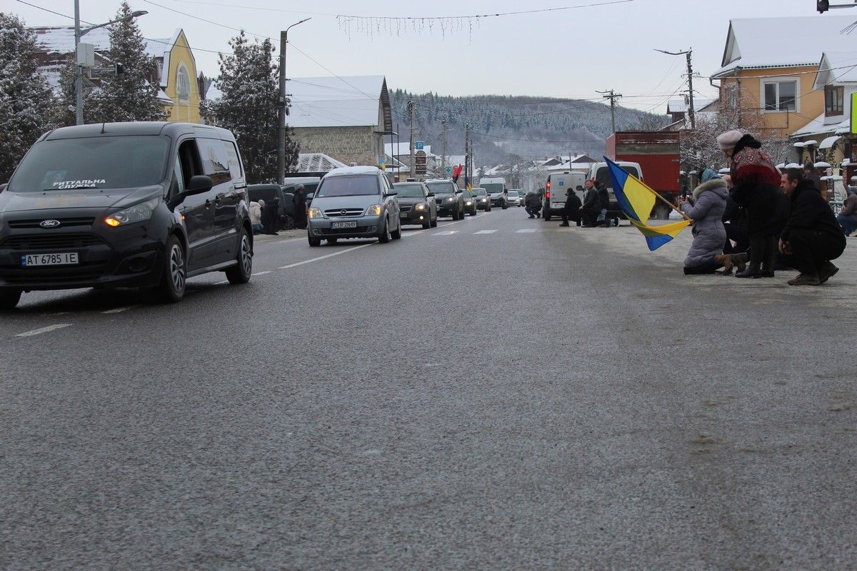 У Делятині "на щиті" зустріли загиблого Героя Романа Бігуна 3