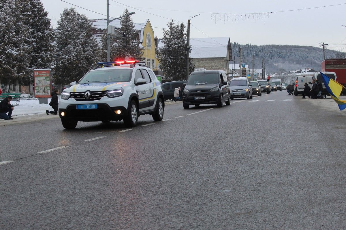 У Делятині "на щиті" зустріли загиблого Героя Романа Бігуна 2