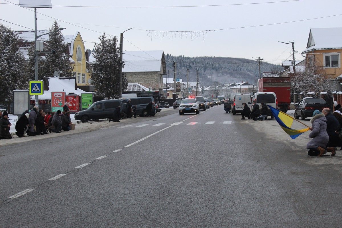 У Делятині "на щиті" зустріли загиблого Героя Романа Бігуна 1