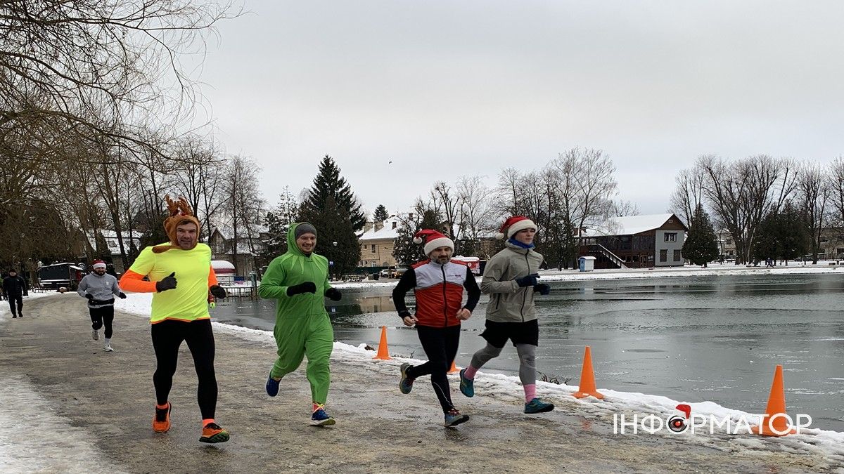 У Коломиї відбувся благодійний забіг Santa Run на підтримку ЗСУ 2