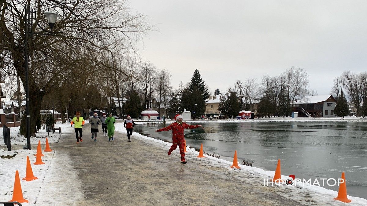У Коломиї відбувся благодійний забіг Santa Run на підтримку ЗСУ 6