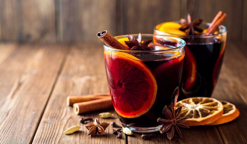 Пряний глінтвейн з апельсином. Зображення ілюстративне Пряний глінтвейн з апельсином. Зображення ілюстративне