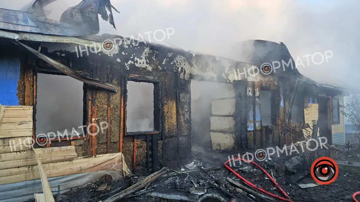 У Ганьківцях на Заболотівщині горів житловий будинок: на місці працюють рятувальники 1