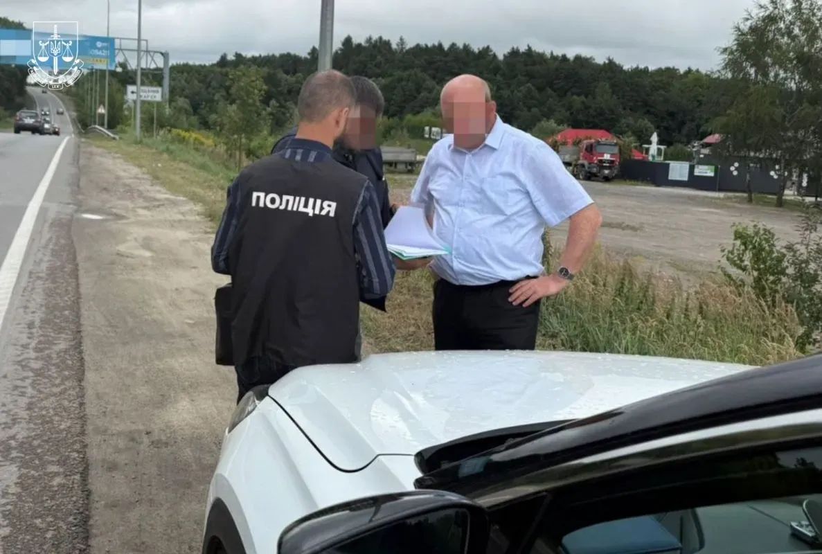 Затримання очільника Верховинської громади Василя Мицканюка. Серпень 2025 року. Фото: Івано-Франківська обласна прокуратура