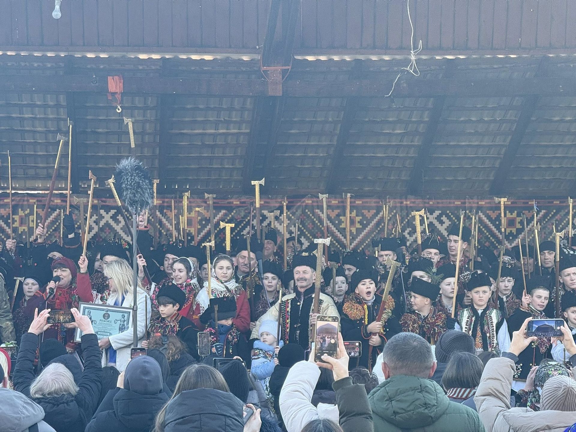 Рекорд по-гуцульськи: у Верховині зібрали найбільшу кількість барток в Україні 3