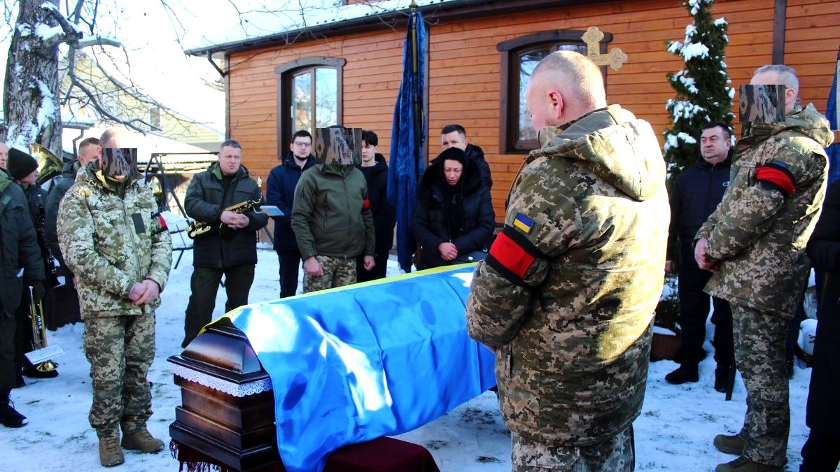 В останню дорогу в Делятині провели воїна Бігуна Романа