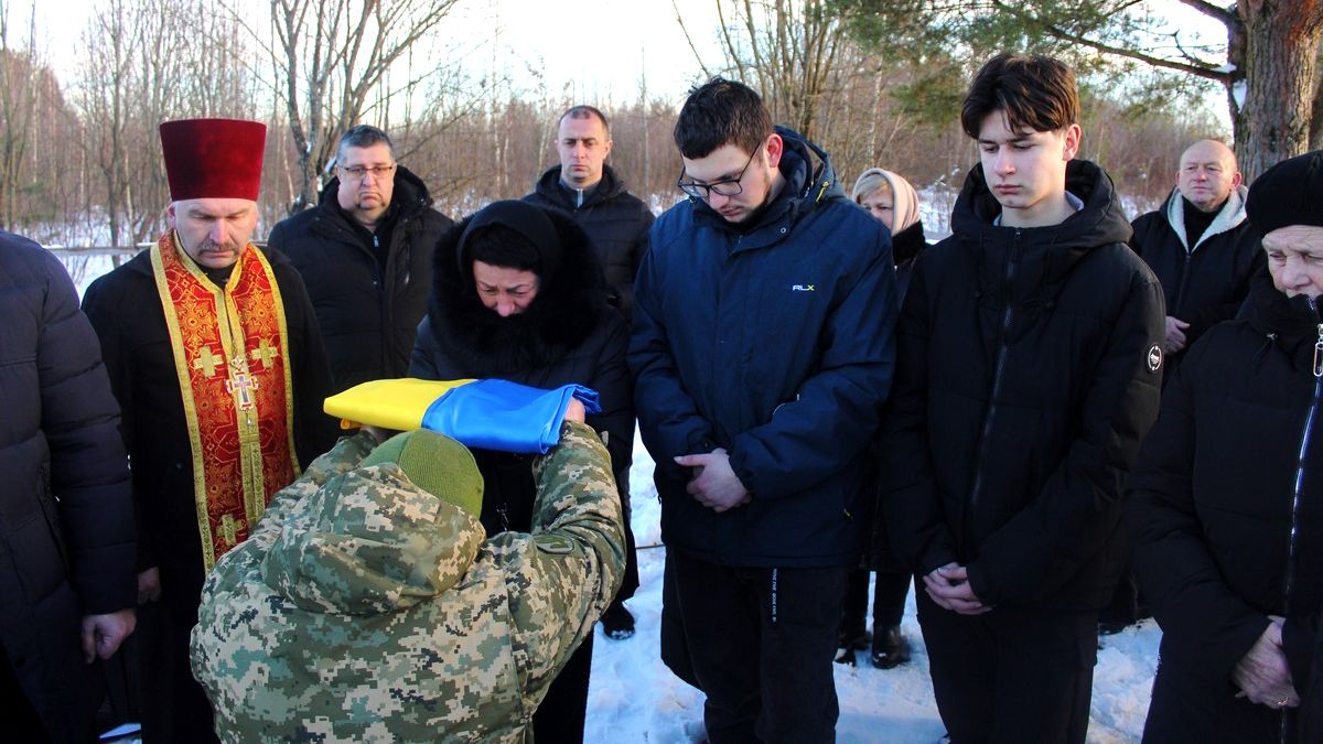 В останню дорогу в Делятині провели воїна Бігуна Романа 10