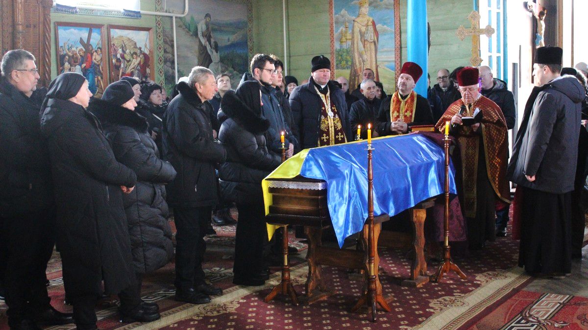 В останню дорогу в Делятині провели воїна Бігуна Романа 8