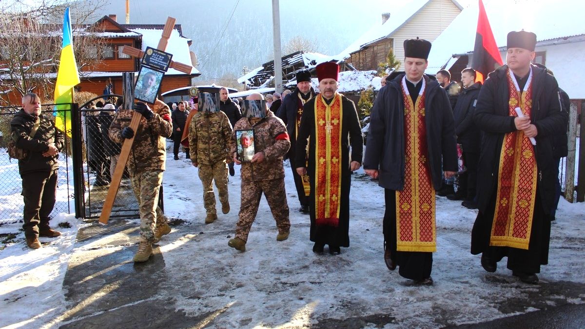 В останню дорогу в Делятині провели воїна Бігуна Романа 4