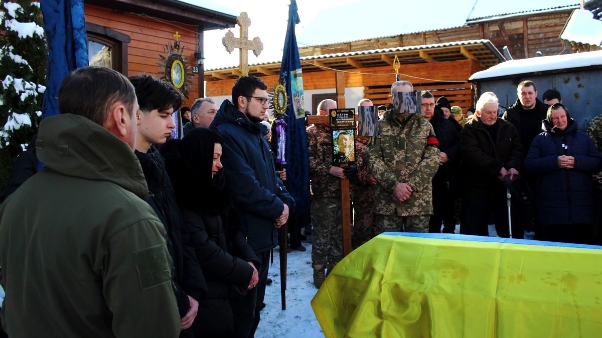 В останню дорогу в Делятині провели воїна Бігуна Романа 3
